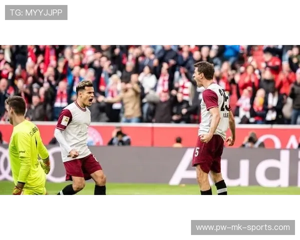 拜仁穆勒任意球直接折射入网形成惊人一幕