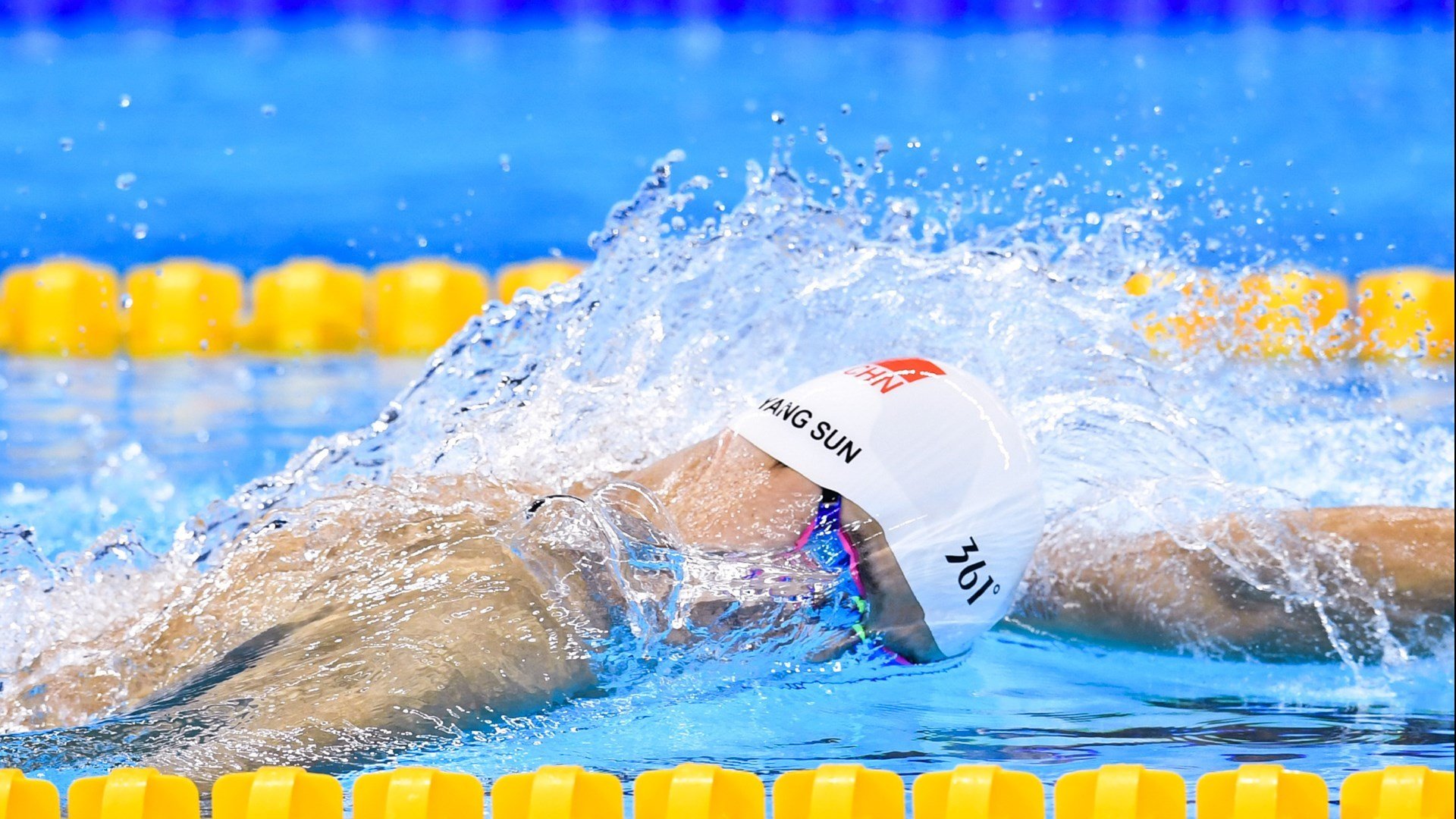 “高新体育中心健力赛：力量之美，举重选手铸就新的历史篇章”